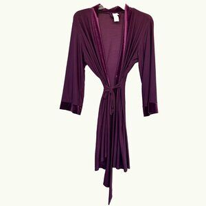 Short, lightweight wine-colored robe with tie at waist and satiny trim